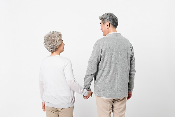 포토 JPG 스튜디오촬영 응시 여자 할아버지 노년 남자 할머니 실내 서기 미소 사람 상반신 두명 일상 뒷모습 실버라이프 손잡기 노부부 다정 한국인 60대 흰배경 70대 노인만 국내포토 라이프스타일 부부 시선 뷰포인트 백그라운드 컨셉 모션 표정 동양인 성인 내부 라이프 흰색 성인만 파일형식
