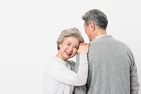 포토 JPG 스튜디오촬영 여자 할아버지 노년 남자 할머니 실내 서기 미소 사람 상반신 두명 일상 옆모습 뒷모습 실버라이프 노부부 기댐 다정 한국인 60대 흰배경 70대 노인만 국내포토 라이프스타일 부부 뷰포인트 백그라운드 컨셉 모션 표정 동양인 성인 내부 라이프 흰색 성인만 파일형식