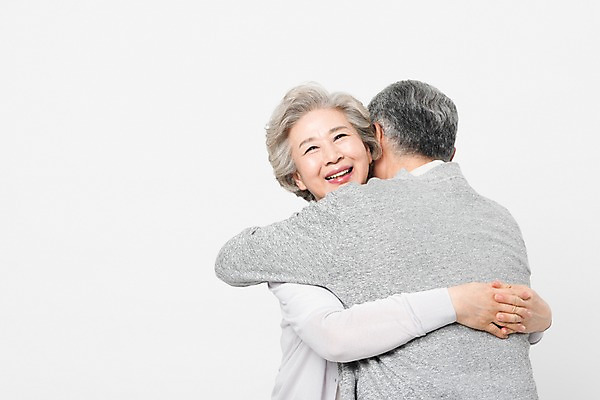 포토 JPG 스튜디오촬영 여자 할아버지 노년 남자 할머니 안기 포옹 실내 서기 미소 사람 상반신 두명 일상 앞모습 뒷모습 실버라이프 노부부 다정 한국인 60대 흰배경 70대 노인만 국내포토 라이프스타일 부부 뷰포인트 컨셉 모션 표정 동양인 성인 내부 라이프 흰색 성인만 파일형식 커플 컬러 인종 생활 관계