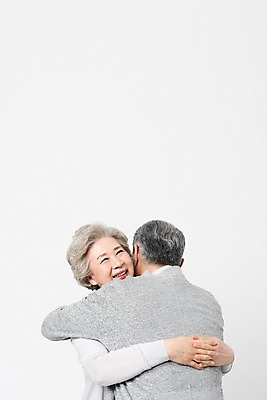 포토 JPG 스튜디오촬영 여자 할아버지 노년 남자 할머니 안기 포옹 실내 서기 미소 사람 상반신 두명 일상 앞모습 뒷모습 실버라이프 노부부 다정 한국인 60대 흰배경 70대 노인만 국내포토 라이프스타일 부부 뷰포인트 백그라운드 컨셉 모션 표정 동양인 성인 내부 라이프 흰색 성인만 파일형식