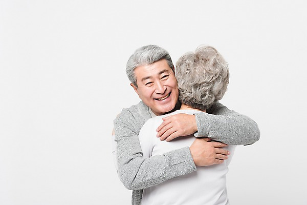 포토 JPG 스튜디오촬영 여자 할아버지 노년 남자 할머니 안기 포옹 실내 서기 미소 사람 상반신 두명 일상 앞모습 뒷모습 실버라이프 노부부 다정 한국인 60대 흰배경 70대 노인만 국내포토 라이프스타일 부부 뷰포인트 백그라운드 컨셉 모션 표정 동양인 성인 내부 라이프 흰색 성인만 파일형식