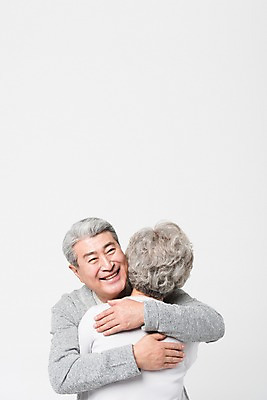 포토 JPG 스튜디오촬영 여자 할아버지 노년 남자 할머니 안기 포옹 실내 서기 미소 사람 상반신 두명 일상 앞모습 뒷모습 실버라이프 노부부 다정 한국인 60대 흰배경 70대 노인만 국내포토 라이프스타일 부부 뷰포인트 백그라운드 컨셉 모션 표정 동양인 성인 내부 라이프 흰색 성인만 파일형식