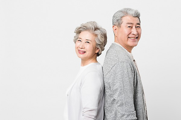 포토 JPG 스튜디오촬영 응시 여자 할아버지 노년 남자 할머니 실내 서기 미소 사람 상반신 두명 일상 옆모습 실버라이프 노부부 기댐 한국인 등맞대기 60대 흰배경 70대 노인만 국내포토 라이프스타일 부부 시선 뷰포인트 백그라운드 모션 표정 동양인 성인 내부 라이프 흰색 성인만 파일형식