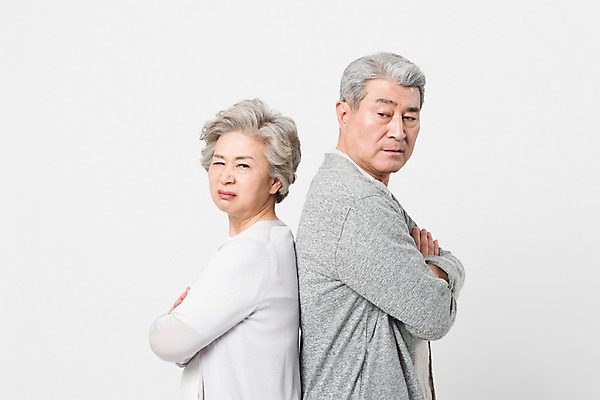 포토 JPG 스튜디오촬영 여자 할아버지 노년 남자 할머니 실내 서기 사람 상반신 두명 일상 옆모습 실버라이프 팔짱 노부부 기댐 한국인 등맞대기 찡그림 60대 흰배경 싸움 70대 노인만 국내포토 라이프스타일 부부 뷰포인트 백그라운드 모션 표정 동양인 성인 내부 라이프 흰색 성인만 파일형식