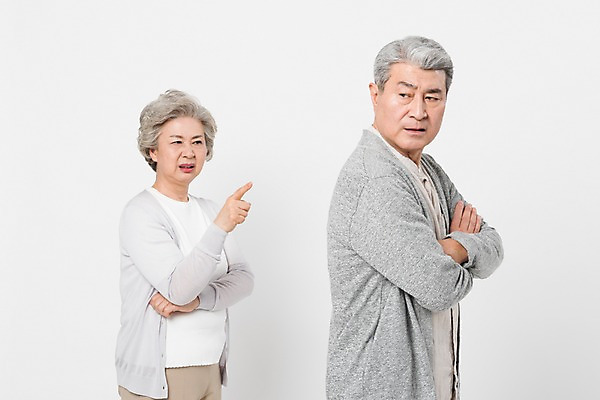 포토 JPG 스튜디오촬영 여자 할아버지 노년 남자 할머니 실내 서기 사람 상반신 두명 일상 옆모습 실버라이프 팔짱 노부부 한국인 등돌리기 가리킴 찡그림 60대 흰배경 싸움 70대 부부싸움 삿대질 노인만 국내포토 라이프스타일 부부 뷰포인트 백그라운드 모션 표정 동양인 손짓 성인 내부 라이프 흰색 성인만 파일형식