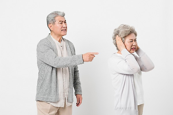 포토 JPG 스튜디오촬영 여자 할아버지 노년 남자 할머니 실내 서기 사람 상반신 두명 일상 옆모습 실버라이프 노부부 한국인 등돌리기 가리킴 찡그림 60대 귀막기 흰배경 싸움 70대 노인만 국내포토 라이프스타일 부부 뷰포인트 백그라운드 모션 표정 동양인 손짓 성인 내부 라이프 흰색 성인만 파일형식