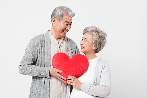 포토 JPG 스튜디오촬영 응시 여자 할아버지 노년 남자 할머니 실내 미소 들기 사람 상반신 두명 일상 앞모습 실버라이프 노부부 다정 한국인 하트 60대 흰배경 하트쿠션 70대 노인만 국내포토 모양 라이프스타일 부부 시선 뷰포인트 백그라운드 컨셉 쿠션 모션 표정 동양인 성인 내부 라이프 흰색 성인만 파일형식