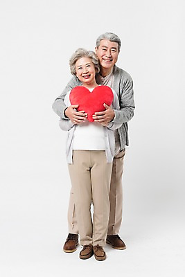 포토 JPG 스튜디오촬영 전신 응시 여자 할아버지 노년 남자 할머니 실내 서기 미소 들기 사람 두명 일상 앞모습 실버라이프 노부부 다정 한국인 하트 60대 흰배경 하트쿠션 70대 백허그 노인만 국내포토 모양 라이프스타일 부부 시선 뷰포인트 백그라운드 컨셉 쿠션 모션 포옹 표정 동양인 성인 내부 라이프 흰색 성인만 파일형식