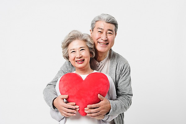 포토 JPG 스튜디오촬영 응시 여자 할아버지 노년 남자 할머니 실내 서기 미소 들기 사람 상반신 두명 일상 앞모습 실버라이프 노부부 다정 한국인 하트 60대 흰배경 하트쿠션 70대 백허그 노인만 국내포토 모양 라이프스타일 부부 시선 뷰포인트 백그라운드 컨셉 쿠션 모션 포옹 표정 동양인 성인 내부 라이프 흰색 성인만 파일형식