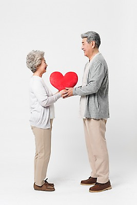 포토 JPG 스튜디오촬영 전신 응시 여자 할아버지 노년 남자 할머니 실내 서기 미소 들기 사람 두명 일상 옆모습 실버라이프 마주보기 노부부 다정 한국인 하트 60대 흰배경 하트쿠션 70대 노인만 국내포토 모양 라이프스타일 부부 시선 뷰포인트 백그라운드 컨셉 쿠션 모션 표정 동양인 성인 내부 라이프 흰색 성인만 파일형식