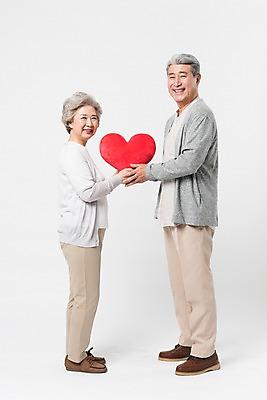 포토 JPG 스튜디오촬영 전신 응시 여자 할아버지 노년 남자 할머니 실내 서기 미소 들기 사람 두명 일상 옆모습 실버라이프 노부부 다정 한국인 하트 흰배경 하트쿠션 노인만 국내포토 모양 라이프스타일 부부 시선 뷰포인트 백그라운드 컨셉 쿠션 모션 표정 동양인 성인 내부 라이프 흰색 성인만 파일형식 커플 컬러 인종 생활 관계