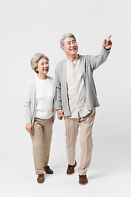 포토 JPG 스튜디오촬영 전신 응시 여자 할아버지 노년 남자 할머니 실내 서기 미소 사람 두명 일상 앞모습 실버라이프 걷기 손잡기 노부부 한국인 가리킴 60대 흰배경 70대 노인만 국내포토 라이프스타일 부부 시선 뷰포인트 백그라운드 모션 표정 동양인 손짓 성인 내부 라이프 흰색 성인만 파일형식