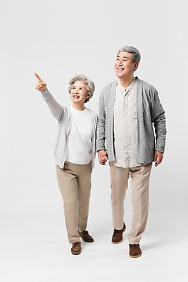 포토 JPG 스튜디오촬영 전신 응시 여자 할아버지 노년 남자 할머니 실내 서기 미소 사람 두명 일상 앞모습 실버라이프 걷기 손잡기 노부부 한국인 가리킴 흰배경 노인만 국내포토 라이프스타일 부부 시선 뷰포인트 백그라운드 모션 표정 동양인 손짓 성인 내부 라이프 흰색 성인만 파일형식