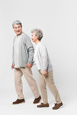 포토 JPG 스튜디오촬영 전신 응시 여자 할아버지 노년 남자 할머니 실내 미소 사람 두명 일상 옆모습 실버라이프 걷기 손잡기 노부부 다정 한국인 60대 흰배경 70대 노인만 국내포토 라이프스타일 부부 시선 뷰포인트 백그라운드 컨셉 모션 표정 동양인 성인 내부 라이프 흰색 성인만 파일형식