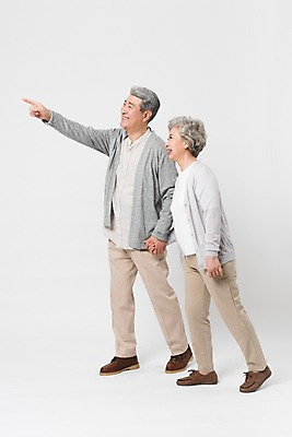 포토 JPG 스튜디오촬영 전신 응시 여자 할아버지 노년 남자 할머니 실내 미소 사람 두명 일상 옆모습 실버라이프 걷기 손잡기 노부부 한국인 가리킴 흰배경 노인만 국내포토 라이프스타일 부부 시선 뷰포인트 백그라운드 모션 표정 동양인 손짓 성인 내부 라이프 흰색 성인만 파일형식