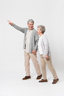 포토 JPG 스튜디오촬영 전신 응시 여자 할아버지 노년 남자 할머니 실내 사람 두명 일상 옆모습 실버라이프 걷기 손잡기 노부부 한국인 가리킴 60대 흰배경 70대 노인만 국내포토 라이프스타일 부부 시선 뷰포인트 백그라운드 모션 동양인 손짓 성인 내부 라이프 흰색 성인만 파일형식