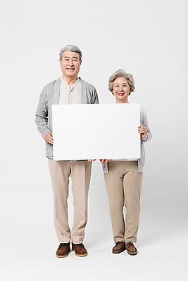 포토 JPG 스튜디오촬영 전신 배너 여자 할아버지 노년 남자 할머니 사각프레임 알림판 실내 서기 미소 들기 사람 두명 일상 앞모습 실버라이프 노부부 한국인 60대 흰배경 70대 노인만 국내포토 라이프스타일 부부 뷰포인트 모션 프레임 표정 동양인 성인 내부 라이프 사각형 흰색 성인만 파일형식 도형 커플 컬러 인종 생활 관계