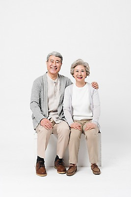 포토 JPG 스튜디오촬영 전신 여자 할아버지 노년 남자 할머니 어깨동무 실내 미소 사람 앉기 두명 일상 앞모습 실버라이프 노부부 다정 한국인 60대 흰배경 70대 노인만 국내포토 라이프스타일 부부 뷰포인트 포즈 백그라운드 컨셉 모션 표정 동양인 성인 내부 라이프 흰색 성인만 파일형식