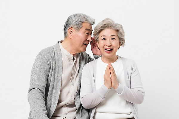 포토 JPG 스튜디오촬영 여자 할아버지 노년 남자 할머니 실내 미소 웃음 사람 앉기 상반신 두명 일상 앞모습 옆모습 실버라이프 노부부 한국인 정보 60대 귓속말 흰배경 70대 손뼉치기 노인만 국내포토 라이프스타일 부부 뷰포인트 백그라운드 모션 표정 동양인 성인 내부 라이프 흰색 성인만 파일형식