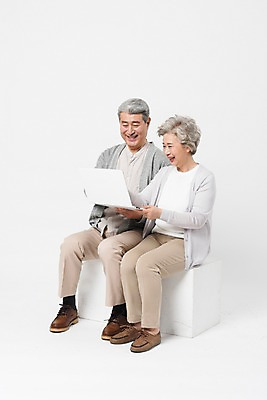 포토 JPG 스튜디오촬영 전신 여자 할아버지 노년 남자 할머니 실내 미소 웃음 사람 앉기 두명 일상 앞모습 노트북 실버라이프 노부부 한국인 60대 즐거움 흰배경 70대 노인만 국내포토 라이프스타일 부부 감정 뷰포인트 백그라운드 모션 표정 동양인 성인 내부 라이프 전자제품 흰색 성인만 파일형식