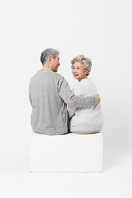 포토 JPG 스튜디오촬영 응시 여자 할아버지 노년 남자 할머니 어깨동무 실내 미소 사람 앉기 상반신 두명 일상 뒷모습 실버라이프 노부부 다정 한국인 뒤돌아보기 60대 흰배경 70대 노인만 국내포토 라이프스타일 부부 시선 뷰포인트 포즈 백그라운드 컨셉 모션 표정 동양인 성인 내부 라이프 흰색 성인만 파일형식