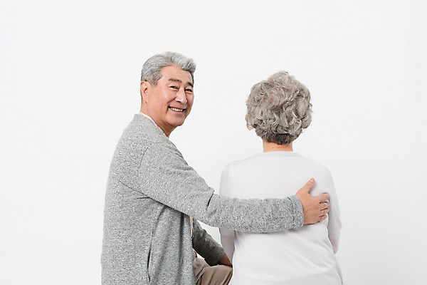 포토 JPG 스튜디오촬영 응시 여자 할아버지 노년 남자 할머니 어깨동무 실내 미소 사람 앉기 상반신 두명 일상 뒷모습 실버라이프 노부부 다정 한국인 뒤돌아보기 60대 흰배경 70대 노인만 국내포토 라이프스타일 부부 시선 뷰포인트 포즈 백그라운드 컨셉 모션 표정 동양인 성인 내부 라이프 흰색 성인만 파일형식