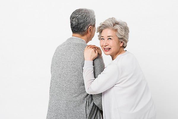 포토 JPG 스튜디오촬영 여자 할아버지 노년 남자 할머니 실내 미소 사람 앉기 상반신 두명 일상 뒷모습 실버라이프 노부부 기댐 다정 한국인 뒤돌아보기 60대 흰배경 70대 노인만 국내포토 라이프스타일 부부 뷰포인트 백그라운드 컨셉 모션 표정 동양인 성인 내부 라이프 흰색 성인만 파일형식