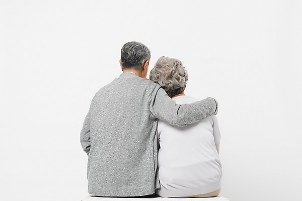 포토 JPG 스튜디오촬영 여자 할아버지 노년 남자 할머니 어깨동무 실내 사람 앉기 상반신 두명 일상 뒷모습 실버라이프 노부부 기댐 다정 한국인 60대 흰배경 70대 노인만 국내포토 라이프스타일 부부 뷰포인트 포즈 백그라운드 컨셉 모션 동양인 성인 내부 라이프 흰색 성인만 파일형식