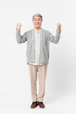 포토 JPG 스튜디오촬영 전신 응시 할아버지 노년 남자 포즈 실내 한명 서기 미소 사람 일상 앞모습 실버라이프 파이팅 한국인 흰배경 70대 노인남자한명만 국내포토 1 라이프스타일 시선 뷰포인트 백그라운드 모션 표정 동양인 성인 내부 라이프 흰색 남자한명만 노인남자만 파일형식 컬러 인종 생활 남자만 노인만 성인만
