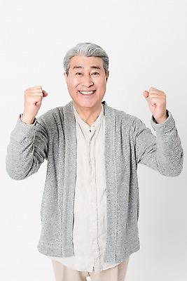 포토 JPG 스튜디오촬영 응시 할아버지 노년 남자 포즈 실내 한명 서기 미소 사람 근접촬영 상반신 일상 앞모습 실버라이프 파이팅 주먹 한국인 흰배경 70대 노인남자한명만 국내포토 1 라이프스타일 시선 뷰포인트 백그라운드 모션 표정 동양인 성인 내부 라이프 흰색 남자한명만 노인남자만 파일형식