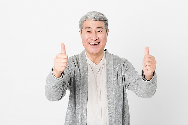 포토 JPG 스튜디오촬영 응시 할아버지 노년 남자 실내 한명 서기 미소 사람 상반신 일상 앞모습 실버라이프 손들기 파이팅 한국인 엄지손가락 최고 흰배경 70대 노인남자한명만 국내포토 1 라이프스타일 시선 뷰포인트 백그라운드 손가락 모션 표정 동양인 성인 내부 라이프 흰색 남자한명만 노인남자만 파일형식
