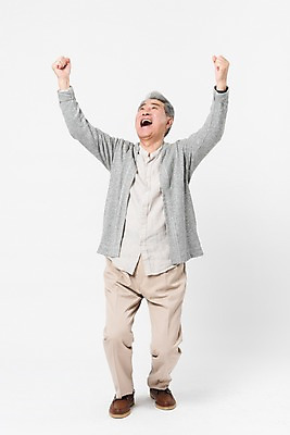 포토 JPG 스튜디오촬영 전신 할아버지 노년 남자 실내 한명 서기 미소 사람 일상 앞모습 실버라이프 외침 기쁨 만세 한국인 올려보기 흰배경 70대 노인남자한명만 국내포토 1 라이프스타일 감정 뷰포인트 백그라운드 모션 표정 동양인 성인 내부 라이프 소리 흰색 남자한명만 노인남자만 파일형식 컬러 인종 생활 남자만 노인만 성인만