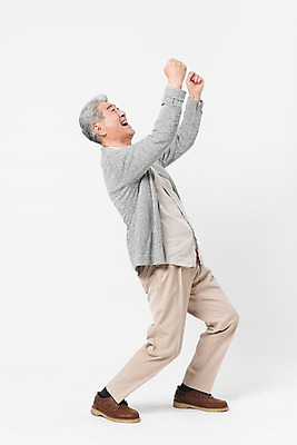 포토 JPG 스튜디오촬영 전신 할아버지 노년 남자 실내 한명 서기 웃음 사람 일상 옆모습 실버라이프 손들기 주먹 기쁨 만세 한국인 흰배경 70대 노인남자한명만 국내포토 1 라이프스타일 감정 뷰포인트 백그라운드 모션 표정 동양인 성인 내부 라이프 흰색 남자한명만 노인남자만 파일형식