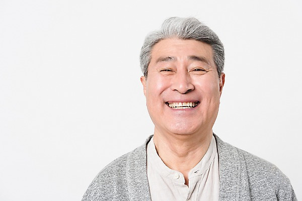 포토 JPG 스튜디오촬영 응시 할아버지 노년 남자 실내 한명 서기 미소 사람 근접촬영 상반신 일상 앞모습 실버라이프 한국인 흰배경 70대 노인남자한명만 국내포토 1 라이프스타일 시선 뷰포인트 백그라운드 모션 표정 동양인 성인 내부 라이프 흰색 남자한명만 노인남자만 파일형식