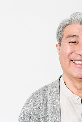 포토 JPG 스튜디오촬영 응시 할아버지 노년 남자 실내 한명 서기 미소 사람 근접촬영 상반신 일상 앞모습 실버라이프 한국인 흰배경 70대 노인남자한명만 국내포토 1 라이프스타일 시선 뷰포인트 백그라운드 모션 표정 동양인 성인 내부 라이프 흰색 남자한명만 노인남자만 파일형식