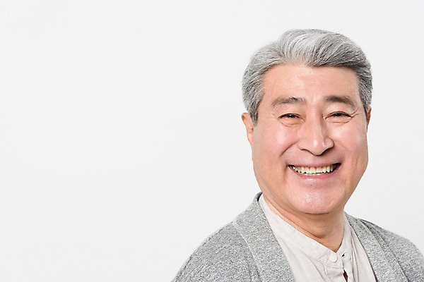 포토 JPG 스튜디오촬영 응시 할아버지 노년 남자 실내 한명 서기 미소 사람 근접촬영 상반신 일상 앞모습 실버라이프 한국인 흰배경 70대 노인남자한명만 국내포토 1 라이프스타일 시선 뷰포인트 백그라운드 모션 표정 동양인 성인 내부 라이프 흰색 남자한명만 노인남자만 파일형식