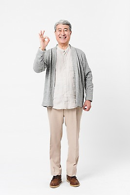 포토 JPG 스튜디오촬영 전신 응시 할아버지 노년 남자 실내 한명 서기 미소 사람 일상 앞모습 실버라이프 한국인 OK 확인 흰배경 70대 노인남자한명만 국내포토 1 라이프스타일 시선 뷰포인트 백그라운드 모션 표정 동양인 손짓 성인 내부 라이프 흰색 남자한명만 노인남자만 파일형식