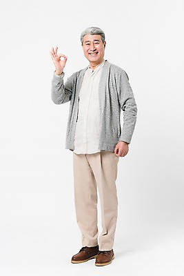 포토 JPG 스튜디오촬영 전신 응시 할아버지 노년 남자 실내 한명 서기 미소 사람 일상 앞모습 실버라이프 한국인 OK 확인 흰배경 70대 노인남자한명만 국내포토 1 라이프스타일 시선 뷰포인트 백그라운드 모션 표정 동양인 손짓 성인 내부 라이프 흰색 남자한명만 노인남자만 파일형식