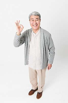 포토 JPG 스튜디오촬영 전신 응시 할아버지 노년 남자 실내 한명 서기 미소 사람 일상 앞모습 실버라이프 하이앵글 한국인 OK 확인 흰배경 70대 노인남자한명만 국내포토 1 라이프스타일 시선 뷰포인트 백그라운드 모션 표정 동양인 손짓 성인 내부 라이프 흰색 남자한명만 노인남자만 파일형식