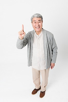 포토 JPG 스튜디오촬영 전신 응시 할아버지 노년 남자 손가락 실내 한명 서기 미소 사람 손짓 일상 앞모습 실버라이프 하이앵글 한국인 가리킴 흰배경 70대 노인남자한명만 국내포토 1 라이프스타일 손 시선 뷰포인트 백그라운드 모션 표정 동양인 성인 내부 라이프 흰색 남자한명만 노인남자만 파일형식