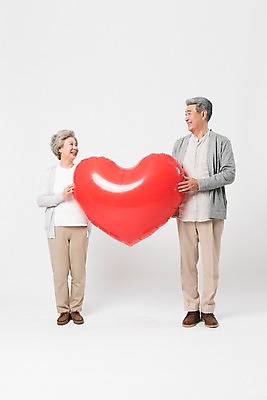 포토 JPG 스튜디오촬영 전신 응시 여자 할아버지 노년 남자 할머니 실내 서기 미소 들기 사람 두명 일상 앞모습 실버라이프 노부부 한국인 하트 60대 흰배경 70대 하트풍선 노인만 국내포토 모양 라이프스타일 부부 시선 뷰포인트 백그라운드 모션 표정 동양인 성인 내부 라이프 흰색 풍선 성인만 파일형식