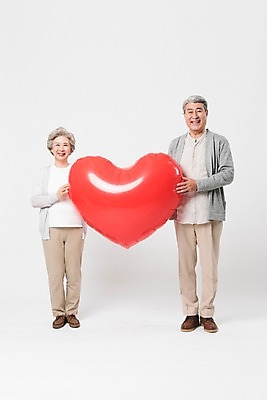 포토 JPG 스튜디오촬영 전신 응시 여자 할아버지 노년 남자 할머니 실내 서기 미소 들기 사람 두명 일상 앞모습 실버라이프 노부부 한국인 하트 60대 흰배경 70대 하트풍선 노인만 국내포토 모양 라이프스타일 부부 시선 뷰포인트 백그라운드 모션 표정 동양인 성인 내부 라이프 흰색 풍선 성인만 파일형식