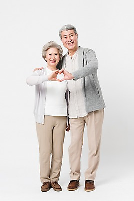 포토 JPG 스튜디오촬영 전신 응시 여자 할아버지 노년 남자 할머니 어깨동무 실내 서기 미소 사람 두명 일상 앞모습 실버라이프 노부부 다정 한국인 60대 흰배경 70대 손하트 노인만 국내포토 라이프스타일 부부 시선 뷰포인트 포즈 백그라운드 컨셉 모션 표정 동양인 손짓 성인 내부 라이프 흰색 성인만 파일형식
