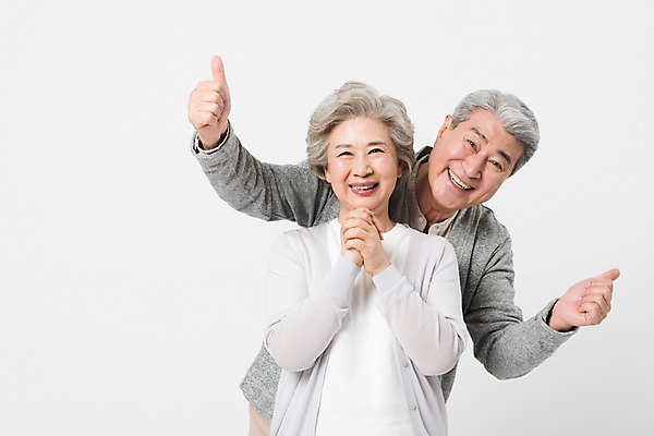 포토 JPG 스튜디오촬영 여자 할아버지 노년 남자 할머니 실내 서기 미소 사람 상반신 두명 일상 앞모습 실버라이프 노부부 기쁨 한국인 엄지손가락 최고 60대 흰배경 70대 노인만 국내포토 라이프스타일 부부 감정 뷰포인트 백그라운드 손가락 모션 표정 동양인 성인 내부 라이프 흰색 성인만 파일형식