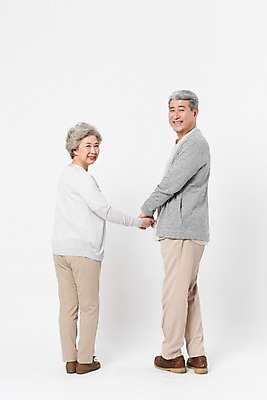 포토 JPG 스튜디오촬영 전신 응시 여자 할아버지 노년 남자 할머니 실내 서기 미소 사람 두명 일상 뒷모습 실버라이프 손잡기 노부부 한국인 뒤돌아보기 60대 흰배경 70대 노인만 국내포토 라이프스타일 부부 시선 뷰포인트 백그라운드 모션 표정 동양인 성인 내부 라이프 흰색 성인만 파일형식