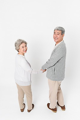 포토 JPG 스튜디오촬영 전신 응시 여자 할아버지 노년 남자 할머니 실내 서기 미소 사람 두명 일상 뒷모습 실버라이프 하이앵글 노부부 한국인 뒤돌아보기 60대 흰배경 70대 노인만 국내포토 라이프스타일 부부 시선 뷰포인트 백그라운드 모션 표정 동양인 성인 내부 라이프 흰색 성인만 파일형식