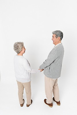 포토 JPG 스튜디오촬영 전신 응시 여자 할아버지 노년 남자 할머니 실내 서기 미소 사람 두명 일상 뒷모습 실버라이프 하이앵글 손잡기 노부부 한국인 60대 흰배경 70대 노인만 국내포토 라이프스타일 부부 시선 뷰포인트 백그라운드 모션 표정 동양인 성인 내부 라이프 흰색 성인만 파일형식