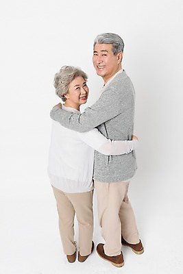 포토 JPG 스튜디오촬영 전신 응시 여자 할아버지 노년 남자 할머니 어깨동무 실내 서기 미소 사람 두명 일상 뒷모습 실버라이프 노부부 다정 한국인 뒤돌아보기 60대 흰배경 70대 노인만 국내포토 라이프스타일 부부 시선 뷰포인트 포즈 백그라운드 컨셉 모션 표정 동양인 성인 내부 라이프 흰색 성인만 파일형식 커플 컬러 인종 생활 관계