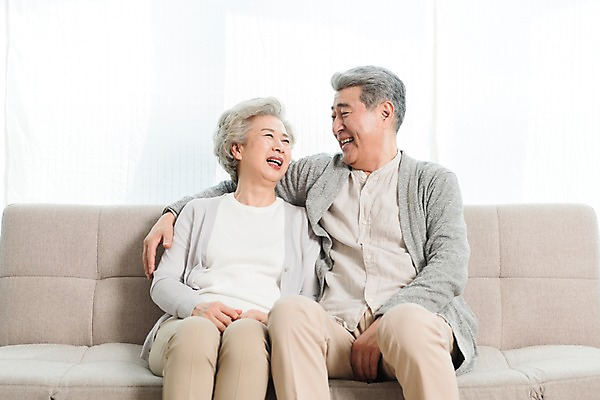 포토 JPG 스튜디오촬영 응시 여자 할아버지 노년 남자 할머니 어깨동무 실내 미소 웃음 사람 앉기 상반신 두명 일상 앞모습 실버라이프 소파 노부부 한국인 60대 70대 노인만 국내포토 라이프스타일 부부 시선 뷰포인트 포즈 의자 모션 표정 동양인 성인 내부 라이프 성인만 파일형식