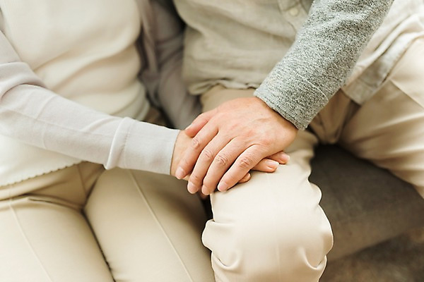 포토 JPG 스튜디오촬영 손 여자 할아버지 노년 남자 할머니 실내 사람 앉기 근접촬영 상반신 두명 일상 앞모습 신체부위 실버라이프 소파 손잡기 노부부 한국인 60대 70대 노인만 국내포토 라이프스타일 부부 뷰포인트 의자 모션 동양인 성인 내부 라이프 성인만 파일형식